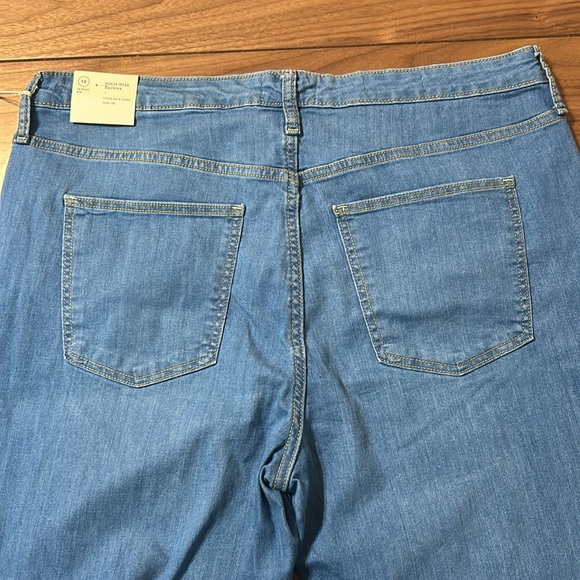 Universal Thread high-rise skinny jean fitted hip and thigh size 18 - Picture 3 of 5